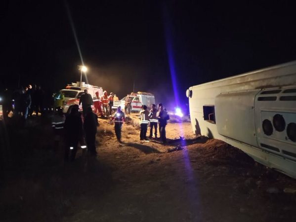 فاجعه در جاده ماهان-کرمان؛ واژگونی اتوبوس دانش‌آموزان ۶ کشته بر جای گذاشت